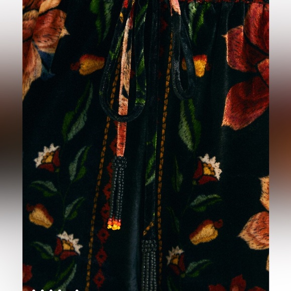 Farm Rio 🌺 Black Macaws Garden Pants - Picture 8 of 10